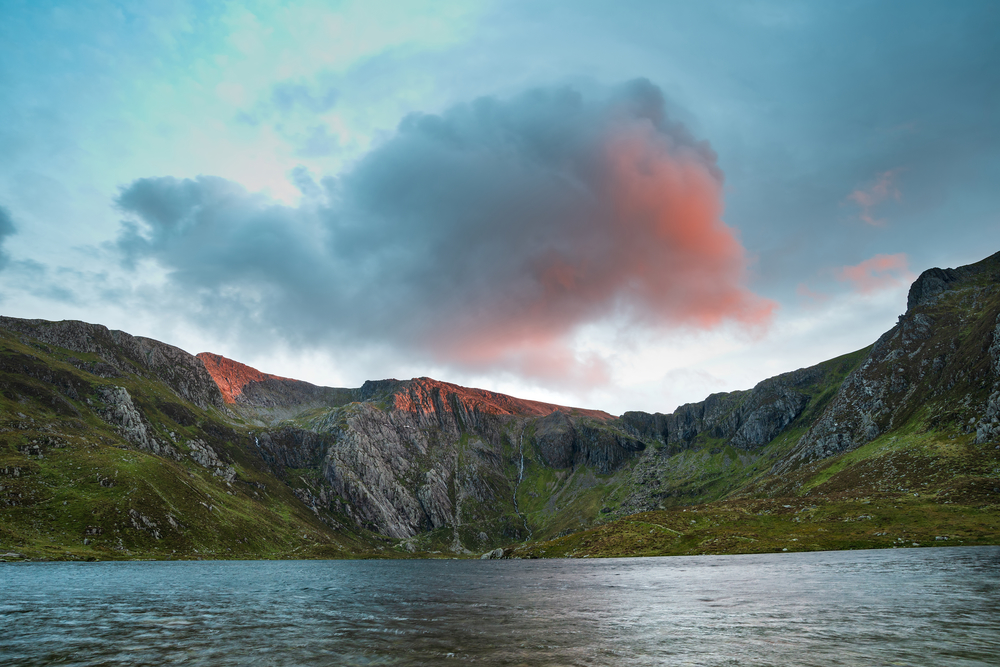 Beautiful sunset landscape image of Llyn Idwal and Devil&rsquo;s Kitchen in Snowdoina during Autumn evening