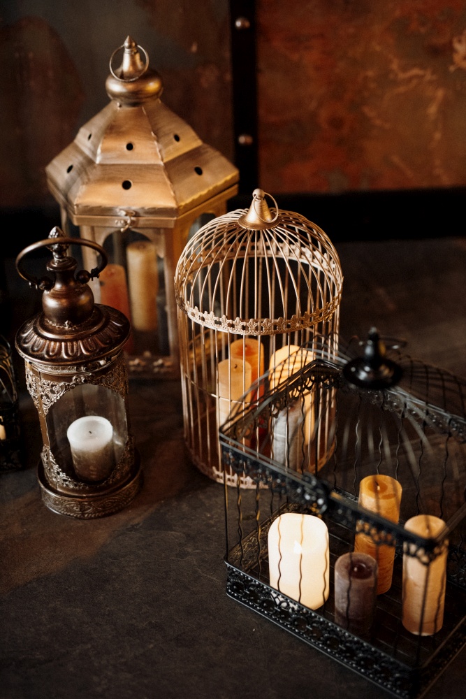 wedding decor with birdcage, street lights and candles