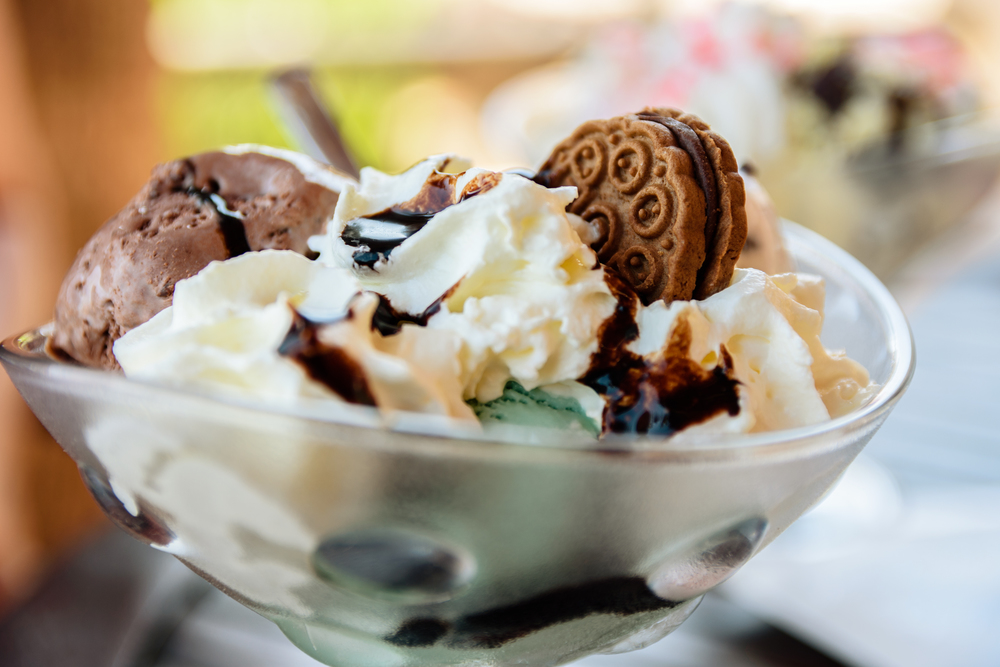 Mint And Chocolate Ice Cream Sundae With Sauce And Cookie In Glass Bowl