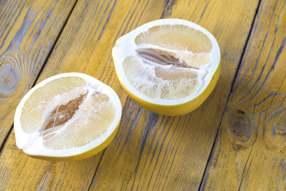 Pomelo on the wooden table: cross section