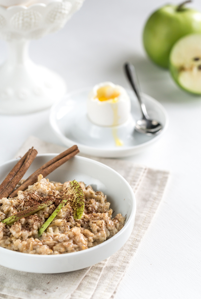 Oats with egg and green apple