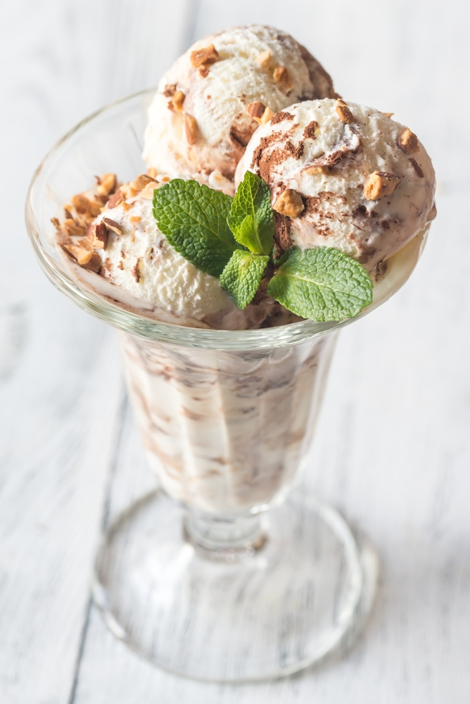 Vanilla-chocolate ice cream in a sundae glass