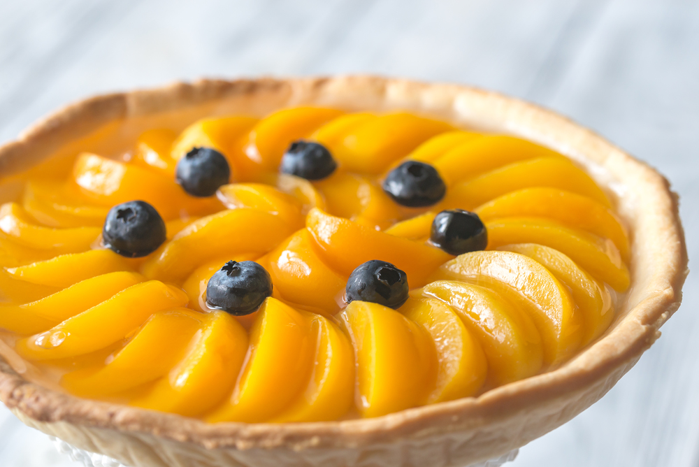 Tart with peaches and blueberry
