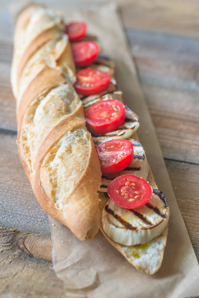 Sandwich with grilled aubergines and cherry tomatoes