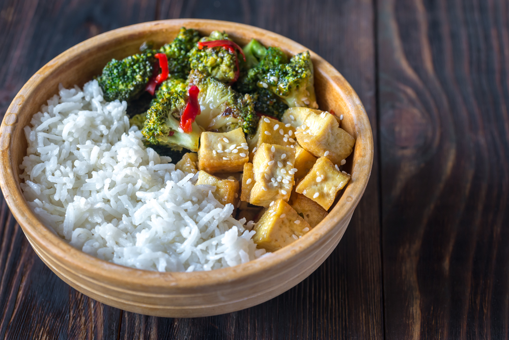 Tofu and broccoli stir-fry with white rice