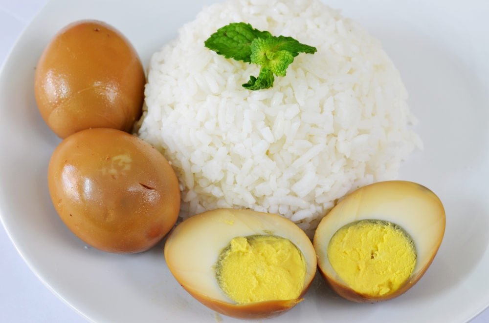 steamed rice served with eggs  in brown sauce